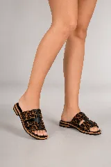 Sandalias planas de cuero con diseño de cuatro tiras cruzadas, combinando tiras de cuero liso negro y tiras con estampado animal print tipo leopardo con textura de pelo.
