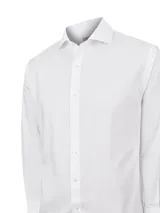 Camisa de manga larga de algodón color blanco, con cuello italiano, cierre frontal de botones y calce regular. Cuenta con la tecnología Travel 360° para mayor libertad de movimiento y acabado resistente a las arrugas.