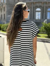 Vestido largo tejido a rayas horizontales blancas y negras, de corte holgado con tajo lateral.