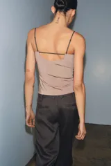 Top de poliamida con escote recto y tirantes finos ajustables. Diseño liso y minimalista con bajo recto.