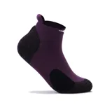 Medias soquetes deportivas Diadora, color morado oscuro con zonas de refuerzo en negro en el talón y la puntera. Presentan un tirador en el talón para facilitar el calce.