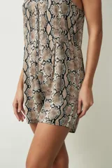 Mono corto negro con breteles finos y botones frontales.