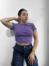 Remera corta de morley con cuello redondo y mangas cortas.