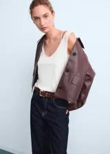 Jean de corte recto y tiro medio, confeccionado en tejido de algodón estilo denim, con diseño de cinco bolsillos, cierre de botón y cremallera, y trabillas para cinturón.