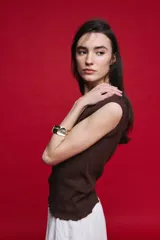 Remera sin mangas de silueta entallada y corte al cuerpo, confeccionada en algodón elastizado con textura acanalada y escote redondo.