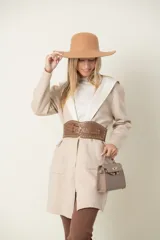 Cinto negro de cuero y elástico con hebilla dorada y detalle de tachas doradas.