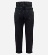 Pantalón mom jeans negro de tiro alto con trabillas anchas, bolsillos y bajo doblado. Confeccionado en algodón responsable.