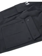 Pantalón cargo deportivo Under Armour, confeccionado en tejido elástico ligero con tecnología repelente al agua. Presenta bolsillos laterales tipo cargo con solapa, cintura elástica con cordón ajustable y logo de la marca estampado en el muslo.