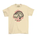 Remera de algodón color beige con estampa central de un gato durmiendo sobre nubes rojas y la frase 'Eat, Sleep, Repeat' junto al logo de la marca.