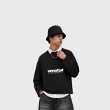Buzo negro de cuello redondo, con mangas largas y estampado frontal con el texto 'venefox' y una estrella.