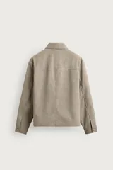 Sobrecamisa boxy fit de hombre confeccionada en tejido efecto ante color beige, con cuello solapa, manga larga con puño abotonado, bolsillo de parche en el pecho y cierre frontal con botones a presión ocultos.
