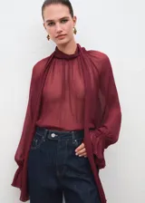 Pantalón de jean de corte recto y tiro medio, con diseño clásico de cinco bolsillos, cierre frontal de botones y cremallera oculta.