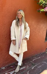 Tapado de corte oversize confeccionado en mezcla de lana y viscosa, color crema. Presenta un diseño desestructurado, liviano, con solapas amplias, bolsillos frontales de parche y mangas largas con puños vueltos.