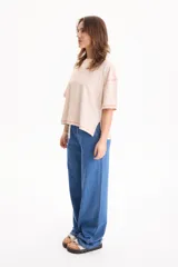 Jean amplio y liviano de color negro, corte wide leg con cintura elastizada y cordón ajustable.