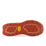 Championes de trail running New Balance Fresh Foam X Hierro v7, color naranja con logo blanco y suela Vibram® Megagrip.