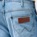Jean Wrangler modelo Greensboro de corte recto, color azul claro con efecto lavado. Cuenta con cierre de botón y cremallera, bolsillos laterales y traseros.