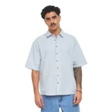 Camisa de manga corta Quiksilver modelo Choppy, color celeste con diseño a cuadros pequeños, cuello camisero y cierre frontal de botones.