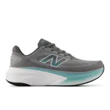 Championes de running New Balance modelo More v6, color gris con detalles en turquesa y blanco. Presentan una entresuela Fresh Foam X de gran amortiguación con geometría de balancín y una parte superior de malla técnica transpirable.