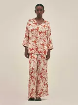 Pantalón palazzo ancho de seda viscosa estampada con flores y tigres. Cuenta con bolsillos laterales y elástico en la cintura.