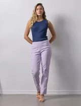 Pantalón celeste en gabardina elastizada marca Zac & Rachel. Pretina ancha con faja interna modeladora. Largo de pierna con costura frontal pespunteada. Trasera con bolsillos ojal simulados.