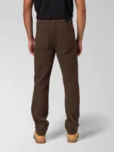 Pantalón de jean de corte recto, color marrón, con diseño clásico de cinco bolsillos, cierre de cremallera y detalles de marca en remaches y parche trasero.