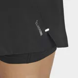 Short deportivo Adidas 2 en 1, compuesto por un short exterior tejido y liviano con un short interior elástico integrado. Cuenta con cintura elástica con cordón de ajuste y bolsillos laterales en la capa interna.