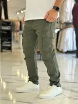 Pantalón cargo de gabardina color azul marino, de corte recto y múltiples bolsillos laterales.