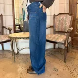 Pantalón jean de corte wide leg y tiro medio, en tono azul clásico con costuras en contraste.