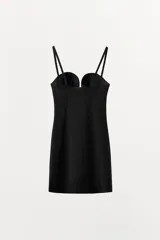 Vestido mini de poliamida con efecto reductor, diseñado para estilizar la figura. Presenta escote corazón con copas preformadas y tirantes finos extraíbles.