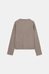 Top de tejido soft con cuello redondo, manga larga y bajo recto.