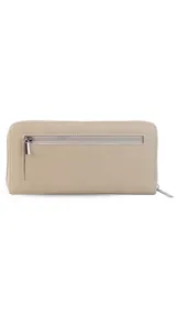 Billetera larga con cierre perimetral, confeccionada en material símil cuero con textura rugosa. Cuenta con placa metálica decorativa en el frente y múltiples compartimentos internos para tarjetas, billetes y monedas.