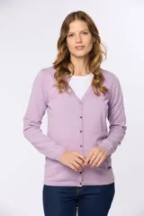 Saco tejido fino de hilo de algodón color beige, con cuello en V, cierre frontal con botones y puños acanalados.