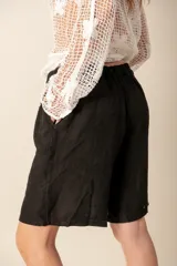 Bermuda de lino negra con cintura elastizada y cordón ajustable.