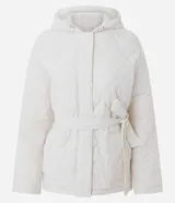 Campera acolchada de microfibra color crema, con diseño capitoneado, capucha integrada, cierre frontal oculto y cinturón ajustable del mismo tejido para entallar la silueta.