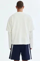 Short de baño azul marino con bandas laterales blancas, cintura elástica con cordón de ajuste blanco y dobladillo curvo.
