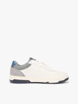 Zapatillas de baloncesto Tommy Hilfiger de corte bajo, color blanco con detalles en gris, azul y suela bitonal. Presentan exterior de piel con paneles de ante y mezcla de texturas, cordones blancos y detalles distintivos de la marca.