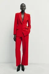 Blazer entallada de cuello solapa y manga larga con hombreras. Presenta bolsillos con solapa en el delantero, forro interior a contraste y cierre frontal con botones forrados.