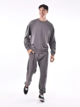 Buzo negro de corte holgado, con cuello redondo y mangas largas.