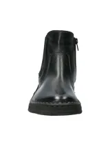 Botín tipo Chelsea de cuero negro con paneles elásticos laterales y suela de goma flexible con costura vista.