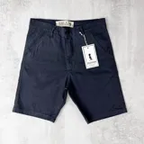 Bermuda de vestir color gris con bolsillos laterales y traseros. Cierre con botón y cremallera. Disponible en tallas S a XL.