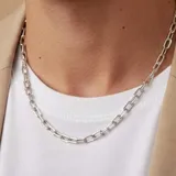 Cadena de eslabones rectangulares tipo forcé, fabricada en plata 925 con acabado brillante.