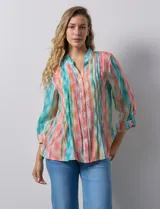 Blusa de gasa estampada multicolor, marca Ruby Rd. Tiene cuello a la base, escote en V, abertura central con botones y plisados en la parte delantera. Las mangas son 3/4 y tienen un largo regulable con presilla y botón.