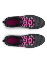 Championes de running Under Armour modelo Phade RN 2, color negro con estampado de cruces blancas y detalles en fucsia. Presentan suela blanca con amortiguación de EVA y cordones fucsias.