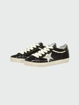 Zapatillas Golden Goose modelo Super Star confeccionadas en terciopelo negro, con estrella lateral plateada, cordones anchos en color crema y suela con efecto desgastado.