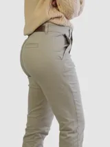 Pantalón de vestir azul marino, de corte slim, tiro alto, de gabardina elastizada. Bolsillos traseros falsos.