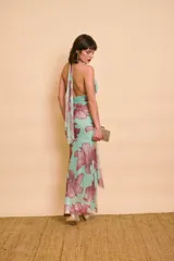 Vestido largo de fiesta de cuello halter, con estampado floral en tonos verde menta y bordó, fruncido en el cuerpo y talle largo.