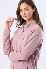 Campera de micropolar color rosado con textura en zigzag, cuello alto, cierre frontal completo y un bolsillo superior con cierre en el pecho.