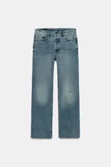 Jeans de tiro medio con corte slim y largo completo. Presentan diseño de cinco bolsillos, cierre frontal con cremallera y botón, efecto lavado y detalle de rotura en la parte delantera con bajo sin costura.