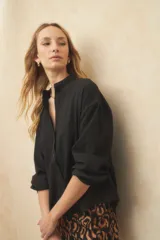 Camisa blanca texturizada de manga larga y cuello mao, con botones de nácar.