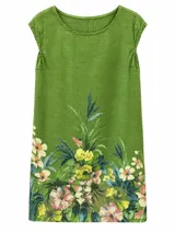 Vestido corto color verde oliva, de corte recto y sin mangas, con escote redondo y un llamativo estampado floral y botánico en el borde inferior.